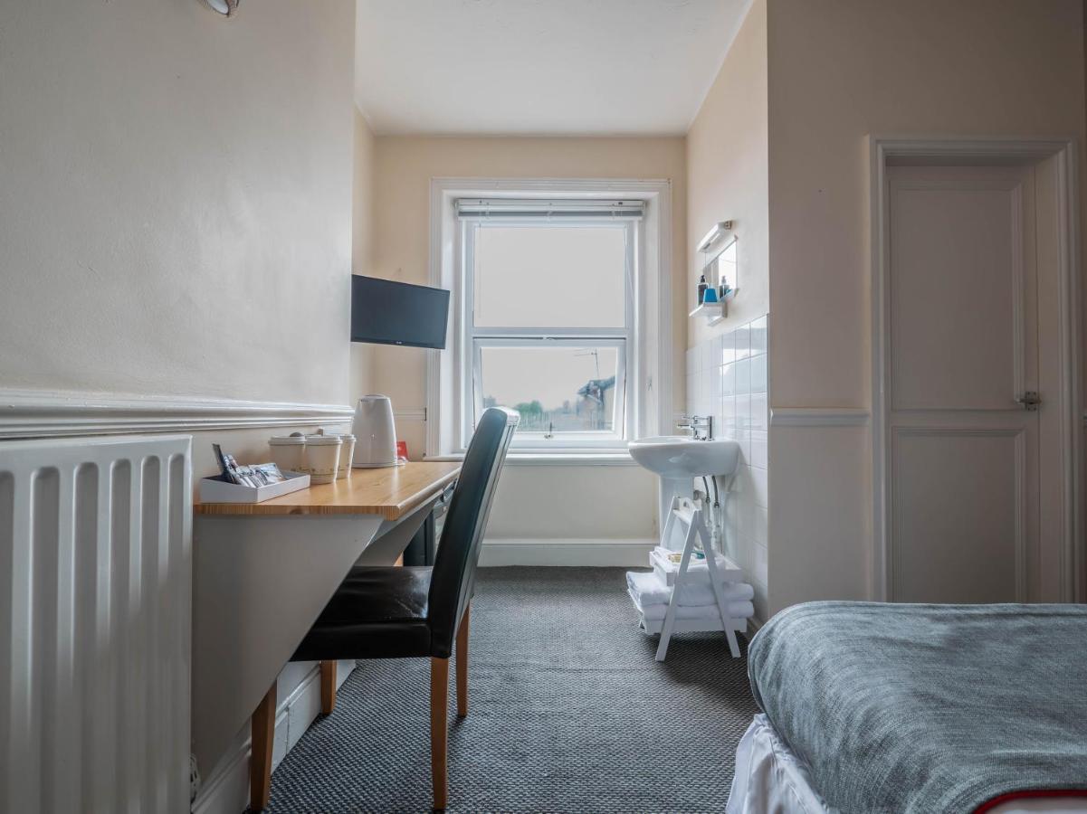 Oyo Pier Hotel Rhyl Bagian luar foto