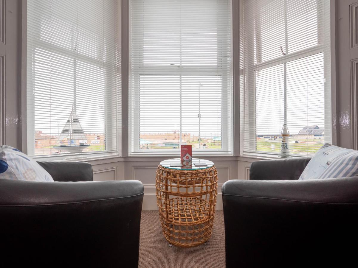 Oyo Pier Hotel Rhyl Bagian luar foto