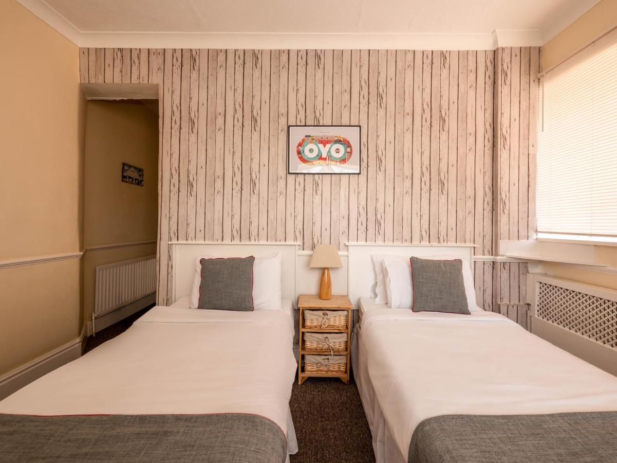 Oyo Pier Hotel Rhyl Bagian luar foto
