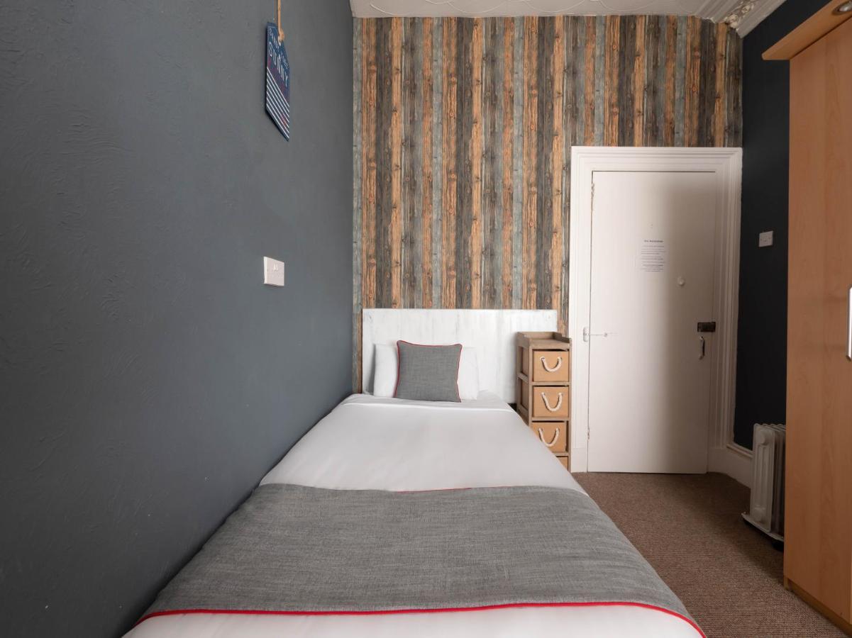 Oyo Pier Hotel Rhyl Bagian luar foto