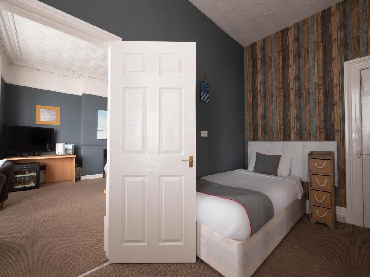 Oyo Pier Hotel Rhyl Bagian luar foto
