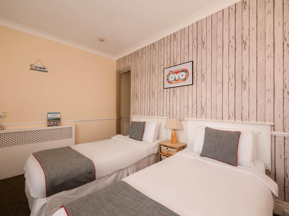 Oyo Pier Hotel Rhyl Bagian luar foto