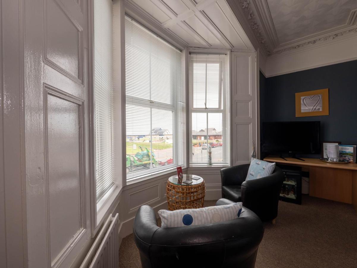 Oyo Pier Hotel Rhyl Bagian luar foto