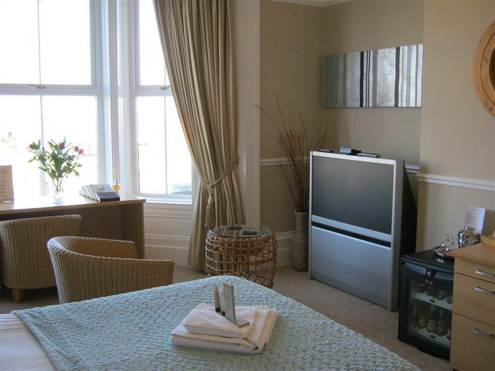 Oyo Pier Hotel Rhyl Bagian luar foto